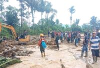 Tim SAR gabungan melakukan pencarian terhadap korban banjir bandang di Kampung Parit, Jorong Tonang Raya, Nagari Simpang Tonang, Kecamatan Duo Koto, Kabupaten Pasaman.(poto: radarsumbar.com).
