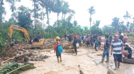 Tim SAR gabungan melakukan pencarian terhadap korban banjir bandang di Kampung Parit, Jorong Tonang Raya, Nagari Simpang Tonang, Kecamatan Duo Koto, Kabupaten Pasaman.(poto: radarsumbar.com).