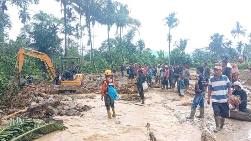 Tim SAR gabungan melakukan pencarian terhadap korban banjir bandang di Kampung Parit, Jorong Tonang Raya, Nagari Simpang Tonang, Kecamatan Duo Koto, Kabupaten Pasaman.(poto: radarsumbar.com).