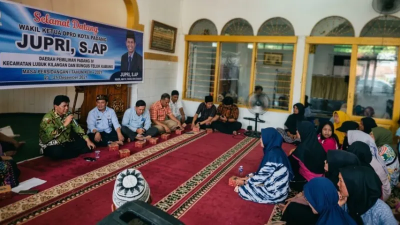 Antusiasme warga Gurun Laweh Nan XX terlihat jelas dari padatnya ruang Musala Nurul Zikilah.(poto: padangkita.com).