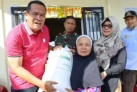 Wali Kota Pariaman Yota Balad menyerahkan bantuan beras Pariaman Utara kepada ribuan Keluarga Penerima Manfaat (KPM) di Kantor Desa Sikapak Timur pada Jumat (4/9/2026).(poto: padangkita.com).