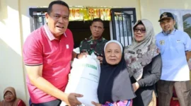 Wali Kota Pariaman Yota Balad menyerahkan bantuan beras Pariaman Utara kepada ribuan Keluarga Penerima Manfaat (KPM) di Kantor Desa Sikapak Timur pada Jumat (4/9/2026).(poto: padangkita.com).
