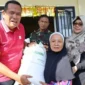 Wali Kota Pariaman Yota Balad menyerahkan bantuan beras Pariaman Utara kepada ribuan Keluarga Penerima Manfaat (KPM) di Kantor Desa Sikapak Timur pada Jumat (4/9/2026).(poto: padangkita.com).
