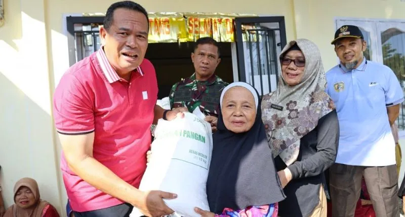 Wali Kota Pariaman Yota Balad menyerahkan bantuan beras Pariaman Utara kepada ribuan Keluarga Penerima Manfaat (KPM) di Kantor Desa Sikapak Timur pada Jumat (4/9/2026).(poto: padangkita.com).