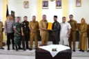 Wali Kota Pariaman, Yota Balad, menyerahkan Nota Keuangan RAPBD-P Pariaman Tahun Anggaran 2026 kepada Dewan Perwakilan Rakyat Daerah (DPRD) setempat, Senin (7/9/2026).(poto: padangkita.com).