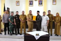 Wali Kota Pariaman, Yota Balad, menyerahkan Nota Keuangan RAPBD-P Pariaman Tahun Anggaran 2026 kepada Dewan Perwakilan Rakyat Daerah (DPRD) setempat, Senin (7/9/2026).(poto: padangkita.com).