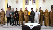 Wali Kota Pariaman, Yota Balad, menyerahkan Nota Keuangan RAPBD-P Pariaman Tahun Anggaran 2026 kepada Dewan Perwakilan Rakyat Daerah (DPRD) setempat, Senin (7/9/2026).(poto: padangkita.com).