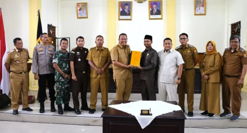 Wali Kota Pariaman, Yota Balad, menyerahkan Nota Keuangan RAPBD-P Pariaman Tahun Anggaran 2026 kepada Dewan Perwakilan Rakyat Daerah (DPRD) setempat, Senin (7/9/2026).(poto: padangkita.com).