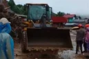 Petugas berjibaku membersihkan material longsor.(poto: fajarsumbar.com).