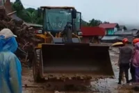 Petugas berjibaku membersihkan material longsor.(poto: fajarsumbar.com).