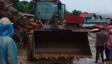 Petugas berjibaku membersihkan material longsor.(poto: fajarsumbar.com).
