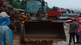 Petugas berjibaku membersihkan material longsor.(poto: fajarsumbar.com).