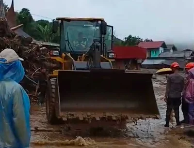Petugas berjibaku membersihkan material longsor.(poto: fajarsumbar.com).
