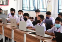 Sekolah di Padang menerapkan penyesuaian aturan belajar mengajar dan mewajibkan siswa memakai masker akibat ancaman asap.(poto: paadangkita.com).