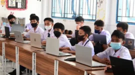 Sekolah di Padang menerapkan penyesuaian aturan belajar mengajar dan mewajibkan siswa memakai masker akibat ancaman asap.(poto: paadangkita.com).