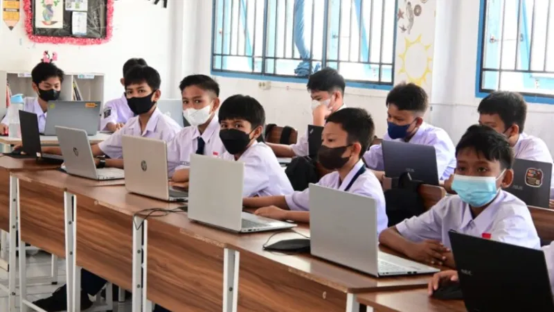 Sekolah di Padang menerapkan penyesuaian aturan belajar mengajar dan mewajibkan siswa memakai masker akibat ancaman asap.(poto: paadangkita.com).
