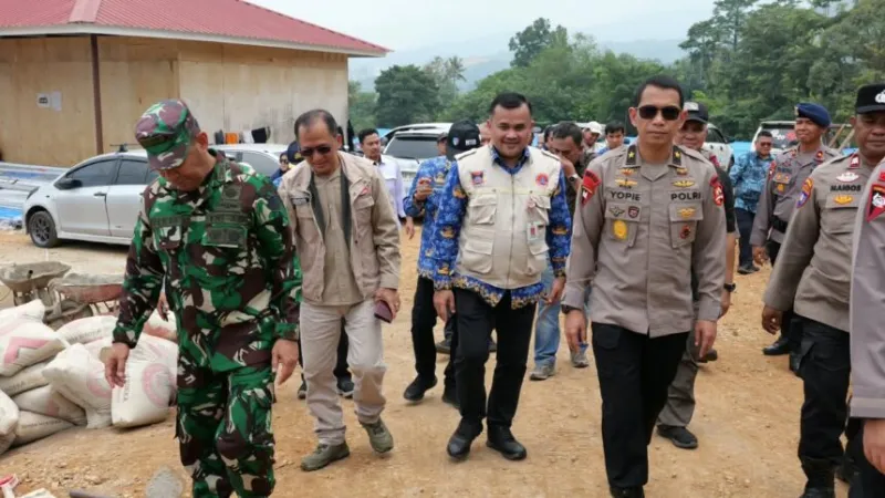 Satuan Tugas Percepatan Rehabilitasi dan Rekonstruksi bersama Pemerintah Kota Padang meninjau langsung pembangunan huntap balai gadang pada Kamis, 17 September 2026.(poto: padangkita.com).