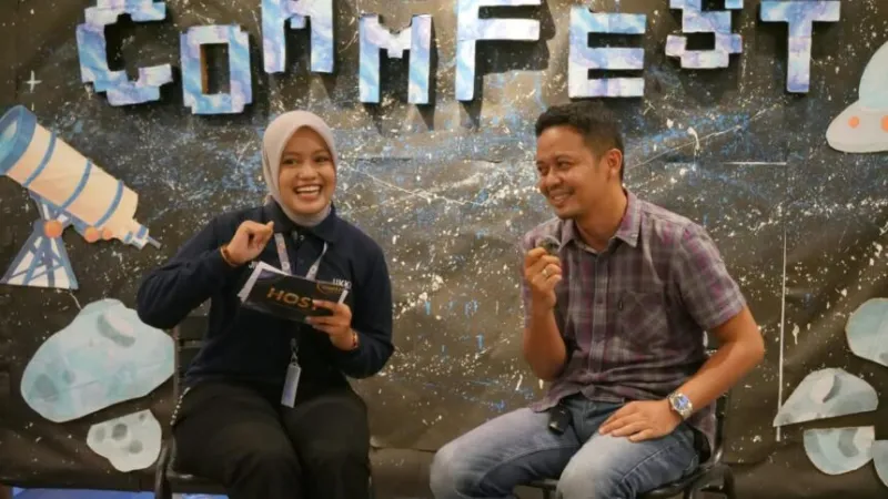 Kepala Dinas Kominfo Kota Padang, Tommy TRD, menjadi narasumber di acara COMMFEST Universitas Negeri Padang (UNP). Ia menekankan pentingnya literasi.(poto: padangkita.com).