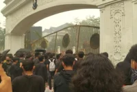 Aksi demo Aliansi Mahasiswa Jambi di depan pintu gerbang Kompleks Perkantoran Gubernur Jambi berlangsung panas pada Kamis (8/10/2026) sore.(poto: tribunjambi).