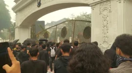 Aksi demo Aliansi Mahasiswa Jambi di depan pintu gerbang Kompleks Perkantoran Gubernur Jambi berlangsung panas pada Kamis (8/10/2026) sore.(poto: tribunjambi).