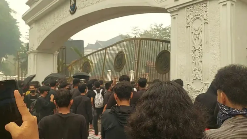 Aksi demo Aliansi Mahasiswa Jambi di depan pintu gerbang Kompleks Perkantoran Gubernur Jambi berlangsung panas pada Kamis (8/10/2026) sore.(poto: tribunjambi).