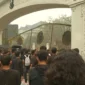 Aksi demo Aliansi Mahasiswa Jambi di depan pintu gerbang Kompleks Perkantoran Gubernur Jambi berlangsung panas pada Kamis (8/10/2026) sore.(poto: tribunjambi).