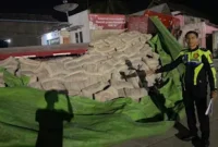 Truk semen tabrak rumah warga di pinggir Jalan Lintas Solok-Padang, kawasan Jorong Aro, Nagari Talang, Kecamatan Gunung Talang, Kabupaten Solok, Sumatera Barat, Rabu (21/10/2026).(poto: fajarsumbar.com).