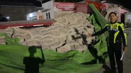 Truk semen tabrak rumah warga di pinggir Jalan Lintas Solok-Padang, kawasan Jorong Aro, Nagari Talang, Kecamatan Gunung Talang, Kabupaten Solok, Sumatera Barat, Rabu (21/10/2026).(poto: fajarsumbar.com).