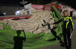 Truk semen tabrak rumah warga di pinggir Jalan Lintas Solok-Padang, kawasan Jorong Aro, Nagari Talang, Kecamatan Gunung Talang, Kabupaten Solok, Sumatera Barat, Rabu (21/10/2026).(poto: fajarsumbar.com).