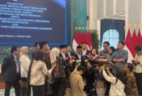 Ketua Ombudsman RI Nuzran Joher bersama Anggota Ombudsman Radian Syam memberikan keterangan pada wartawan di Istana Negara Jakarta.(poto: jakartaterkini.id).
