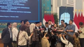 Ketua Ombudsman RI Nuzran Joher bersama Anggota Ombudsman Radian Syam memberikan keterangan pada wartawan di Istana Negara Jakarta.(poto: jakartaterkini.id).