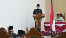 Wali Kota Sawahlunto Riyanda Putra resmi menyerahkan Nota Keuangan RAPBD Tahun Anggaran 2027 ke DPRD setempat pada Selasa, 27 Oktober 2026.(poto:fajarsumbar.com).