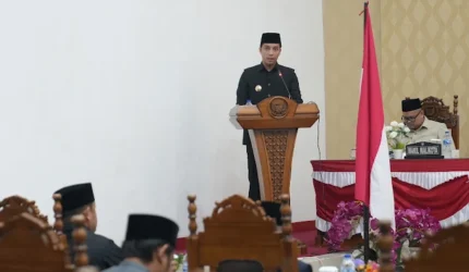 Wali Kota Riyanda Putra serahkan RAPBD Sawahlunto 2027 ke DPRD. Pendapatan ditarget Rp498,4 miliar dengan fokus belanja gaji dan infrastruktur.