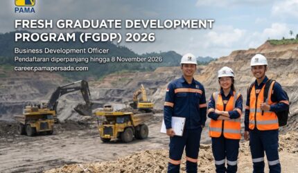 Tiga pekerja muda berseragam safety dan helm proyek berlatar area tambang dan alat berat PT Pamapersada Nusantara terkait lowongan FGDP 2026.