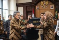 Ilustrasi: Adirozal dan Masnah Busro sengit memperebutkan satu kursi DPR RI Dapil Jambi.(poto: AI).