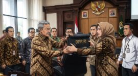 Ilustrasi: Adirozal dan Masnah Busro sengit memperebutkan satu kursi DPR RI Dapil Jambi.(poto: AI).