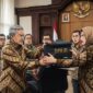 Ilustrasi: Adirozal dan Masnah Busro sengit memperebutkan satu kursi DPR RI Dapil Jambi.(poto: AI).