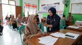 Petugas Agen Perlinsos mendampingi warga melakukan verifikasi wajah pendaftaran bansos 2027 di kantor kelurahan.(ilustrasi poto: AI).