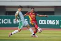 Pemain bertahan kapten Semen Padang FC, Safrudin Tahar berebut bola.(poto: fajarsumbar.com).