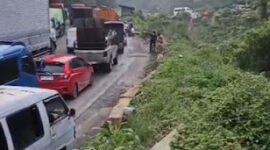 Kemacetan parah sempat mengular panjang di kawasan Panorama Dua, Sitinjau Lauik, Kelurahan Indarung, Kecamatan Lubuk Kilangan, Kota Padang.(poto: istimewa).