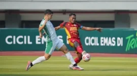 Pemain bertahan kapten Semen Padang FC, Safrudin Tahar berebut bola.(poto: fajarsumbar.com).