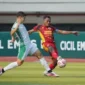 Pemain bertahan kapten Semen Padang FC, Safrudin Tahar berebut bola.(poto: fajarsumbar.com).