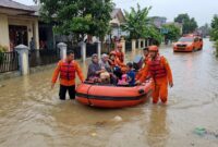 Ilustrasi: Tim SAR Padang evakuasi warga menggunakan perahu karet saat banjir merendam kawasan Lubuk Minturun, Sabtu (10/10).(poto: AI).