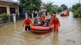 Ilustrasi: Tim SAR Padang evakuasi warga menggunakan perahu karet saat banjir merendam kawasan Lubuk Minturun, Sabtu (10/10).(poto: AI).