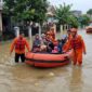Ilustrasi: Tim SAR Padang evakuasi warga menggunakan perahu karet saat banjir merendam kawasan Lubuk Minturun, Sabtu (10/10).(poto: AI).