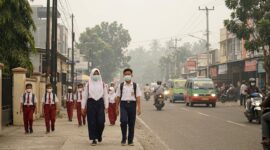 Ilustrasi: Pelajar di Kota Padang mengenakan masker saat pulang sekolah lebih awal akibat kabut asap yang kian memburuk.(poto: AI).
