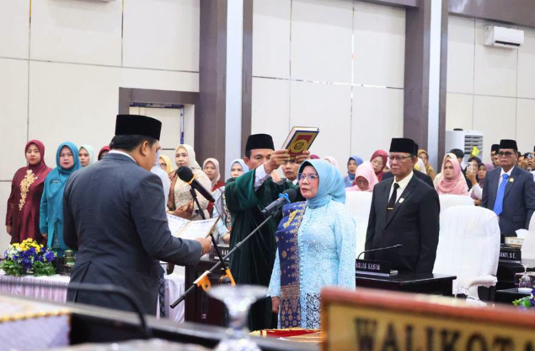 Dewan Perwakilan Rakyat Daerah Kota Sungai Penuh menggelar rapat paripurna pengucapan sumpah dan janji jabatan di Gedung DPRD, Selasa (20/10).(poto: istimewa).