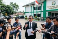 Ilustrasi Kuasa hukum eks Kadis Damkar Sungai Penuh, Irawadi Uska, mendesak Kejari usut tuntas kasus korupsi dan periksa PPTK.(poto: AI).