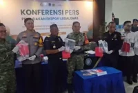 Petugas gabungan di Bandara Internasional Juanda, Surabaya, Jawa Timur, menggagalkan upaya penyelundupan serbuk emas batangan menuju Malaysia.(poto: fajarsumbar.com)