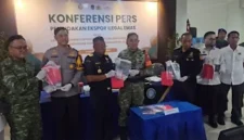 Petugas gabungan di Bandara Internasional Juanda, Surabaya, Jawa Timur, menggagalkan upaya penyelundupan serbuk emas batangan menuju Malaysia.(poto: fajarsumbar.com)